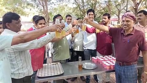 जळगाव : बाफना गोसेवा अनुसंधान केंद्राने अनोखा उपक्रम राबवत गोमूत्र प्राशन करत नव्या वर्षाचे स्वागत करताना नागरिक. 