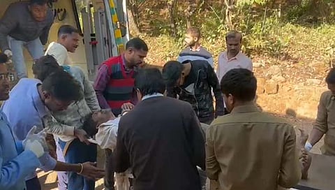 मजुरांच्या वाहनाला अपघात 