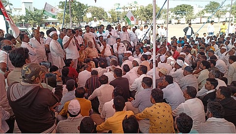 मालेगाव: जिल्हा बँकेच्या सक्तीच्या वसुली विरोधात शेतकरी संघटनेने पालकमंत्री दादा भुसे यांच्या निवासस्थानावर काढलेले बि-हाड आंदोलन पोलिस कवायत मैदानावर धडकल्यावर झालेली सभा. याप्रसंगी माजी खासदार राजू शेट्टी यांसह इतर नेते उपस्थित होते. 