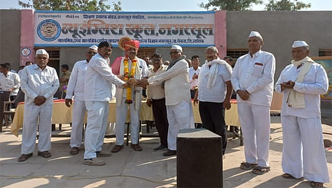 नगरसूल : येथील पुरातन मंदिरांसाठी पाच लाख रुपयांची मदत केल्याबद्दल संस्थेचे जनरल सेक्रेटरी प्रमोद पाटील यांचा सत्कार करताना मारुती मंदिर ट्रस्टचे अध्यक्ष सुभाष निकम, कारभारी अभंग, प्रभाकर निकम, अनिल निकम, प्रदीप निकम आदी. (छाया : भाऊलाल कुडके)