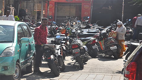 नाशिक : पार्कींगची व्यवस्था नसल्याने वाहनधारकांची वाहन पार्क करण्यासाठी अशाप्रकारे कसरत होत आहे. 