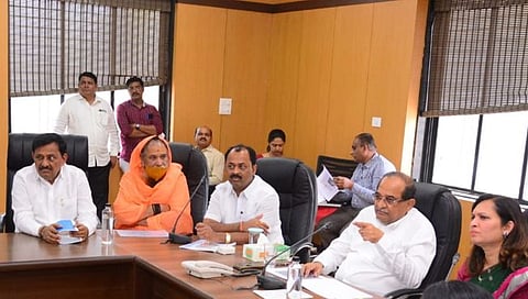 स्मार्ट सिटीअंतर्गत असलेली कामे विहित कालमर्यादेत व गतीने पूर्ण करावीत : राधाकृष्ण विखे पाटील