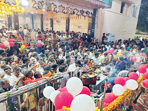 शनिशिंगणापुरात भाविकांची मांदियाळी ;  शनी चौथर्‍यावर आकर्षक विद्युत रोषणाई