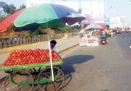 पुणे : विक्रेत्यांची रस्त्यावरच दुकाने ;  नगर रस्ता परिसरातील  चित्र