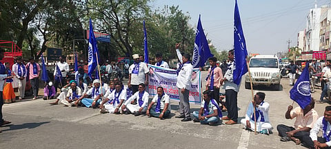 आटपाडी : तहसीलदार – कोतवाल विरोधात कायदेशीर कारवाईसाठी रिपब्लिकन पार्टीचा रास्ता रोको
