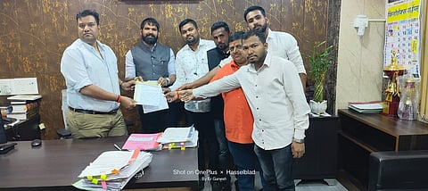 नाशिक : जोपुळे आश्रमशाळेची मान्यता रद्द करण्याच्या मागणीचे निवेदन उपायुक्त सुदर्शन नगरे यांना देताना अखिल भारतीय आदिवासी परिषदेचे पदाधिकारी. 
