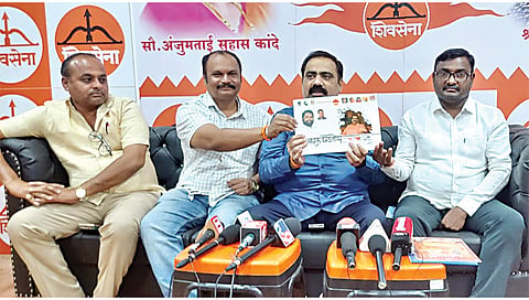 मनमाड : पत्रकार परिषदेत विकासकामांची पुस्तिका दाखविताना 
आ. सुहास कांदे. समवेत पदाधिकारी. (छाया : रईस शेख)