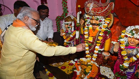 नगरसुल : नगरसुल :  ग्रामदैवत खंडेराव महाराजांची पूजा करताना माजी उपमुख्यमंत्री छगन भुजबळ. समवेत पुजारी दत्तू भडके. (छाया: भाऊलाल कुडके)