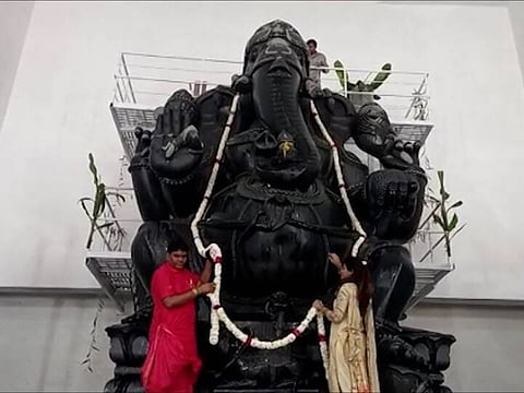 जळगाव : १०० टन वजनाची ३१ फूट उंच असलेली भारतातील सर्वात मोठ्या महागणपती बाप्पाच्या मूर्ती. (छाया: चेतन चौधरी)