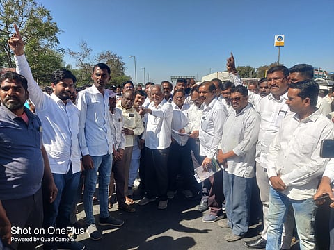 चांदवड : मुंबई आग्रा महामार्ग रोखत आंदोलन करताना कांदा उत्पादक शेतकरी. (छाया:सुनील थोरे)