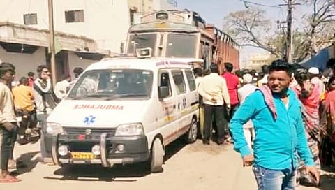 जालना : महिलेचा ट्रकखाली चिरडून मृत्यू, संतप्त नागरिकांचा रस्ता रोको