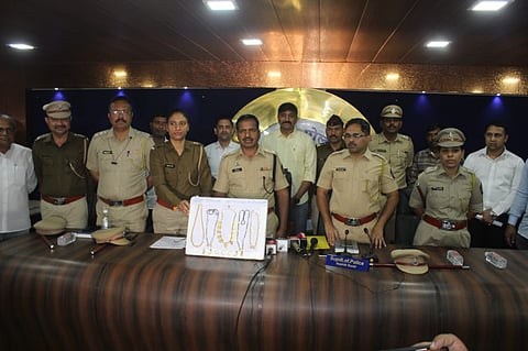 दिंडोरी : दरोडयाचा गुन्हा उघडकीस आणून यातील मुद्देमाल हस्तगत करताना  दिंडोरी पोलीस. (छाया: समाधान पाटील) 