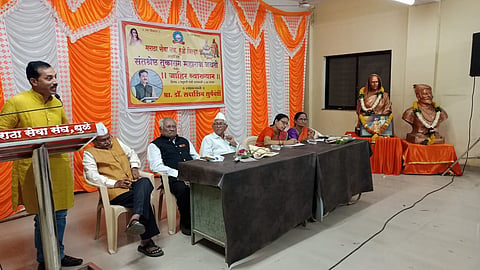 धुळे : मराठा सेवा संघाच्या कार्यालयात व्याख्यानप्रसंगी बोलतांना शिवव्याख्याते डॉ. सदाशिव सुर्यवंशी. समवेत व्यासपीठावर उपस्थित प्रा. डॉ सुनिल पवार, अनंत पाटील , मिलन पाटील आदी. (छाया: यशवंत हरणे). 