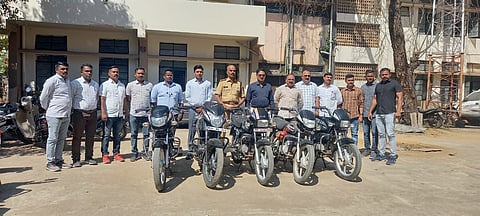 धुळे : येथील स्थानिक गुन्हे अन्वेषण विभागाने चोरट्यांच्या टोळीकडून हस्तगत केलेल्या पाच दुचाकी.  (छाया: यशवंत हरणे) 