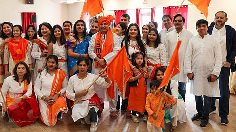 अमेरीकेतही महाराष्ट्राविषयी अस्मिता जागविण्याचे काम करत असताना छत्रपती शिवाजी महाराज यांच्यावर आधारीत पोवाडे गातांना भारतीय नागरिक. 