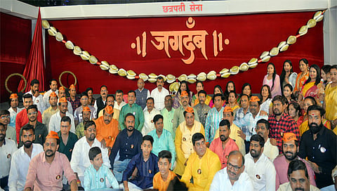 नाशिक : छत्रपती सेनेतर्फे साकारण्यात आलेली 21 फुटांची कवड्यांची माळ. (छायाचित्र : हेमंत घोरपडे)