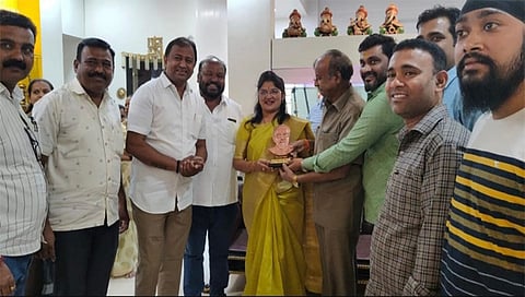 नाशिकरोड : दिवंगत सत्यभामा गाडेकर यांच्या निवासस्थानी सदिच्छा भेट देताना शुभांगी पाटील. समवेत योगेश गाडेकर, जयश्री गाडेकर, पल्लवी गाडेकर, चैताली गाडेकर, स्वाती गाडेकर आदी.  (छाया: उमेश देशमुख) 