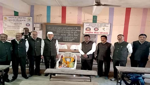 पिंपळनेर : कर्म.आ.मा.पाटील वरिष्ठ महाविद्यालयात मराठी भाषा गौरव दिनानिमित्त कार्यक्रमप्रंसगी उपस्थित प्रभारी प्राचार्य प्रा.के.डी.कदम, प्रा.डॉ.सतीश मस्के, प्रा.एल.जे.गवळी,प्रा.डॉ. डब्ल्यू.बी.शिरसाट व प्रा.डॉ. एस.पी.खोडके आदी. (छाया : अंबादास बेनुस्कर) 