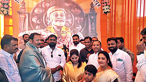 सातपूर : सातपूर शिवजन्मोत्सव समितीच्या भेटीप्रसंगी खा. उदयनराजे भोसले. समवेत पदाधिकारी. छाया : सागर आनप)