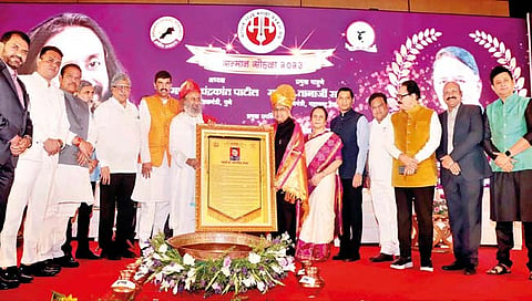डॉ. प्रतापसिंह जाधव यांनी पत्रकारितेत आदर्श निर्माण केला : गुरूदेव श्री श्री रविशंकर यांचे गौरवोद्गार