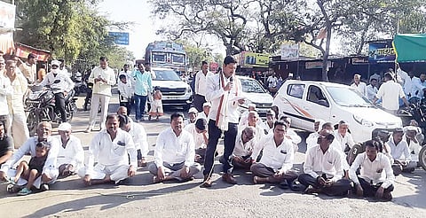 शेतकर्‍यांचा अमरापूरमध्ये रास्ता रोको; अतिवृष्टीच्या अनुदानासह विविध मागण्या