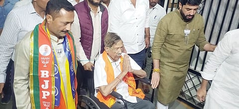 केडगाव : निवडणूक अवघड झाल्याने आजारी बापट यांना आणले प्रचारात