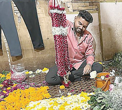 पुणे : लग्नकार्यात डच गुलाबाचा हार फेव्हरेट
