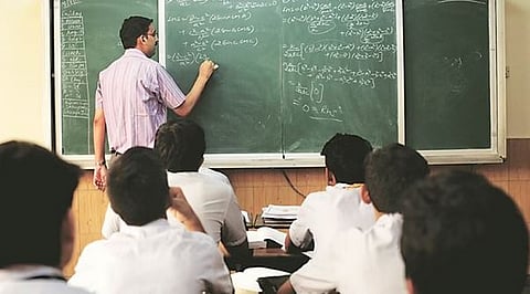 यवत : सामुहिक कॉपीत शिक्षकही सहभागी; ९ शिक्षकांवर गुन्हा दाखल