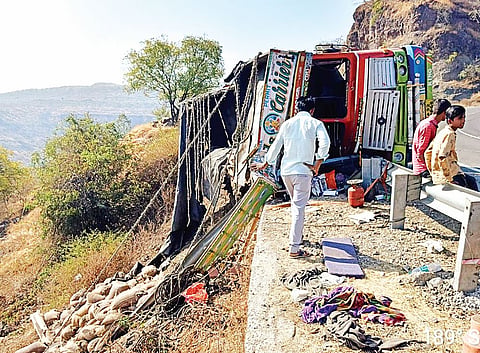 माणिकदौंडी घाटात उडदाचा ट्रक उलटला, चालक जखमी
