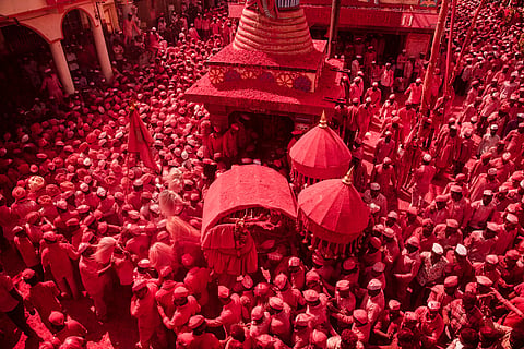परिंचे : ’सवाई सर्जाचं चांगभलं’च्या जयघोषात श्री क्षेत्र वीर गुलालमय