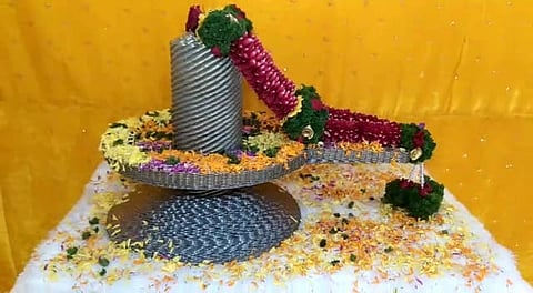 पुण्यातील तरुणानं तयार केलं नाण्याचं शिवलिंग; 22 हजार 301 नाण्यांचा वापर
