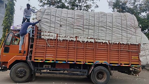 कापसाने भरलेला ट्रक चोरीला 