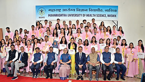 नाशिक : सुवर्णपदक विजेत्यांसमवेत वैद्यकीय शिक्षणमंत्री गिरीश महाजन, डॉ. माधुरी कानिटकर, डॉ. मिलिंद निकुंभ, डॉ. राजेंद्र बंगाळ, डॉ. अजित गोपछडे आदी. (छाया : हेमंत घोरपडे)