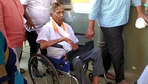पुणे: गिरीश बापट यांनी व्हीलचेअरवरून बजावला मतदानाचा अधिकार