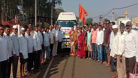 सीमवासीय मुंबईकडे रवाना  