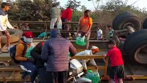कोल्‍ड ड्रिंक्‍सचा कंटेनर पलटी 