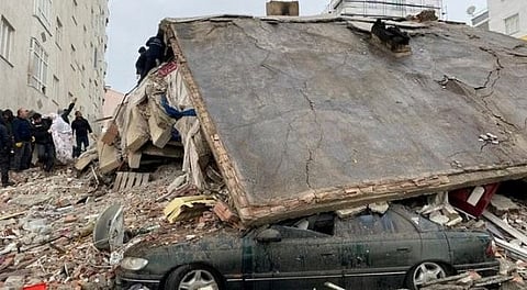 क्षणात सारं उद्ध्वस्त… तुर्कीत १० सेकंदात इमारत जमीनदोस्‍त ( Video )