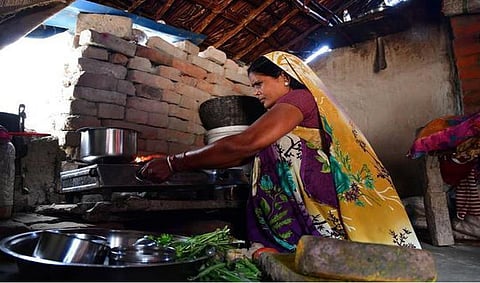 महिला दररोज विनापगार किती तास घरगुती काम करतात? : जाणून घ्‍या नवीन सर्वेक्षणातील माहिती
