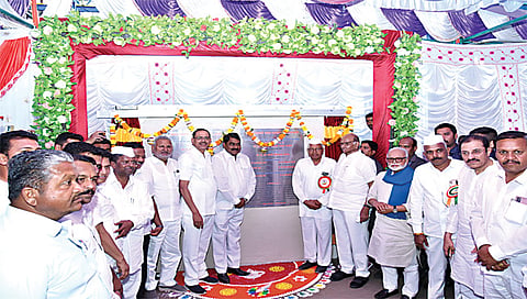 दिंडोरी : कादवा सहकारी साखर कारखान्याच्या इथेनॉल प्रकल्पाचे उद्घाटन करताना खा. शरद पवार. समवेत ना. नरहरी झिरवाळ, 
आ. छगन भुजबळ, चेअरमन श्रीराम शेटे, देवीदास पिंगळे आदी.(छाया : समाधान पाटील)