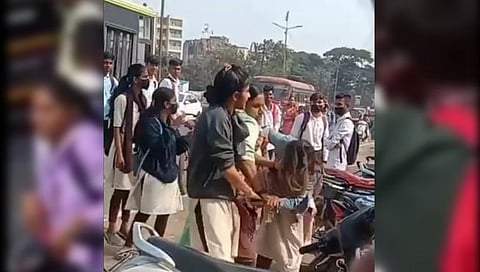 नाशिकमध्ये महाविद्यालयीन तरुणींत ‘फ्री स्टाईल’ हाणामारी; बघ्यांची गर्दी