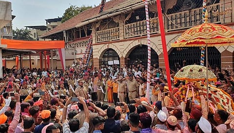 श्री वीरेश्वर महाराजांना मानवंदना 