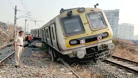 लोकल ट्रेनचे डबे रूळावरून घसरले 