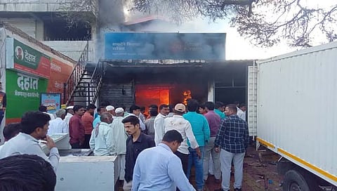 दुकानास भीषण आग 