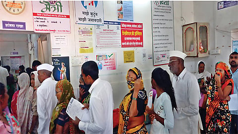 त्र्यंबकेश्वर : ग्रामीण रुग्णालयात तपासणीसाठी लागलेल्या रुग्णांच्या रांगा. (छाया : देवयानी ढोन्नर)