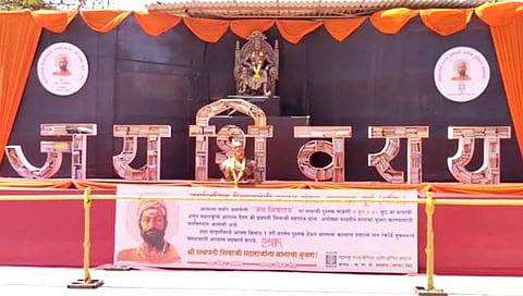 डोंबिवली : लाकडावर कोरले जय शिवराय अन् तयार केली पुस्तक मांडणी