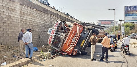 बावधन : उड्डाणपुलावरून ट्रक सेवा रस्त्यावर कोसळला