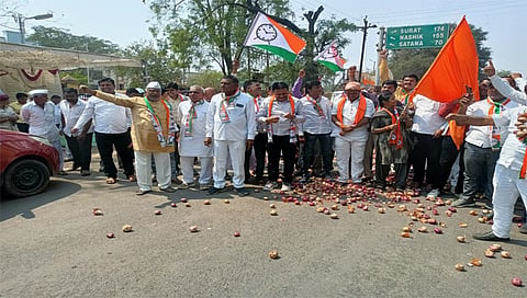 पिंपळनेर : कांदा पिकाला रास्त भाव मिळावा यासाठी रास्ता रोको आंदोलन करताना महाविकास आघाडी. (छाया: अंबादास बेनुस्कर)