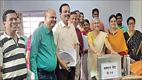 नाशिक : आरोग्य विद्यापीठ प्राधिकरण निवडणुकीत मतदान केंद्रांकडे रवाना होणार्‍या अधिकारी व कर्मचार्‍यांसमवेत डॉ. माधुरी कानिटकर.
