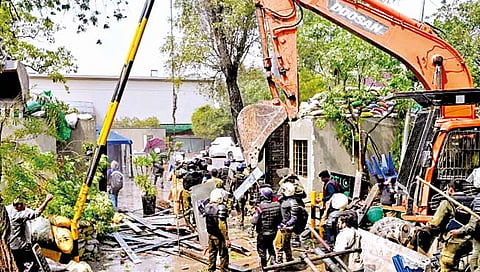 इम्रान खान यांच्या घरावर बुलडोझर