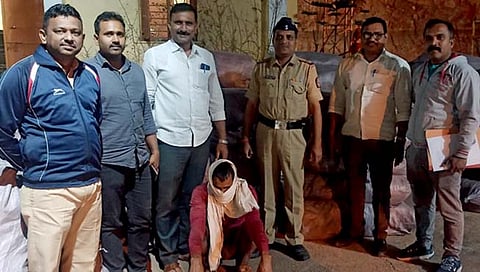 बीड : परळी- गंगाखेड रोडवर पोलिसांकडून ३३ लाखांचा गुटखा जप्त